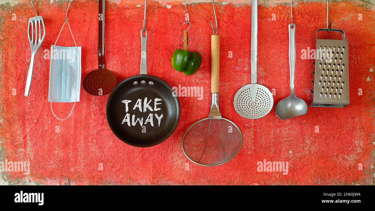 Bietet Essen zum Mitnehmen während der Corona-Virus-Sperre, Küchenutensilien und Botschaft, Gastronomie-Shutdown-Konzept, guter Kopierraum Stockfoto