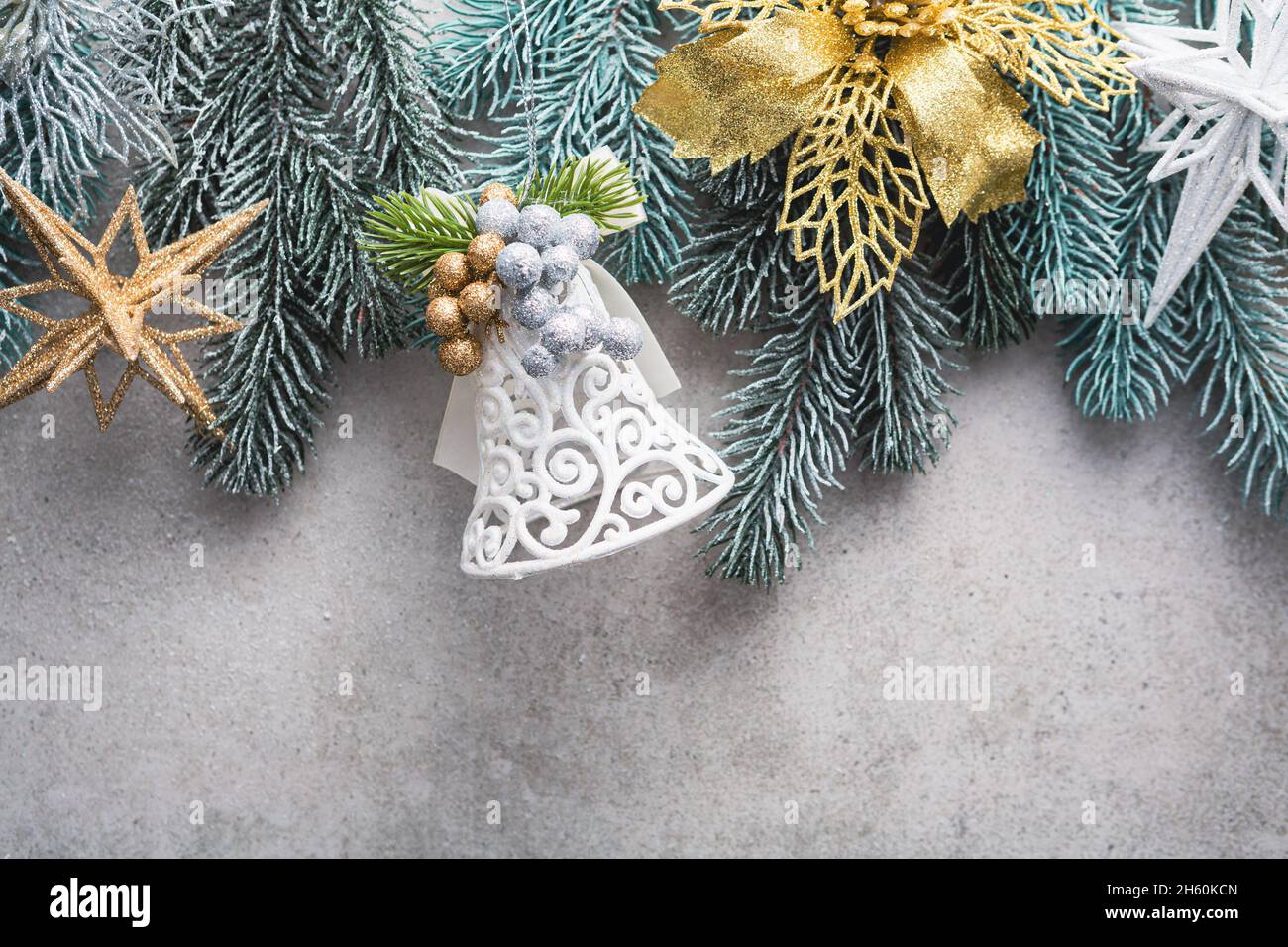 Winterurlaub Konzept Hintergrund mit Kopie Raum Dekorationen und Glocke Stockfoto