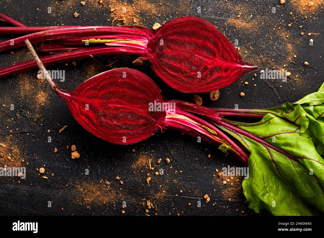 Frische Rote Bete auf schwarzem Hintergrund. Stockfoto