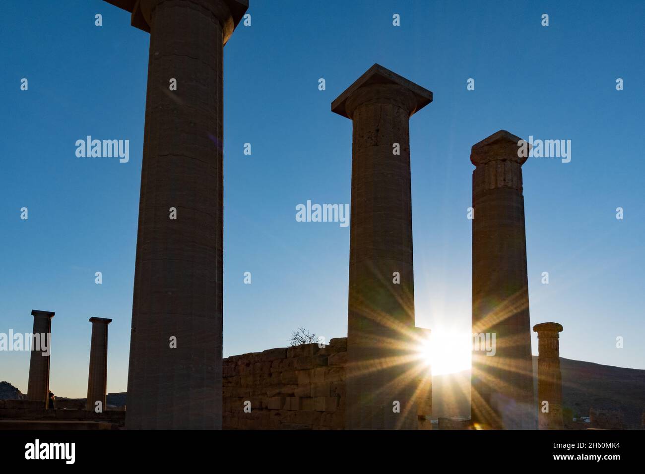 Lindos, Griechenland - 27. September 2021, Blick auf die Akropolis-Ruinen von Lindos, Rhodos, Griechenland Stockfoto