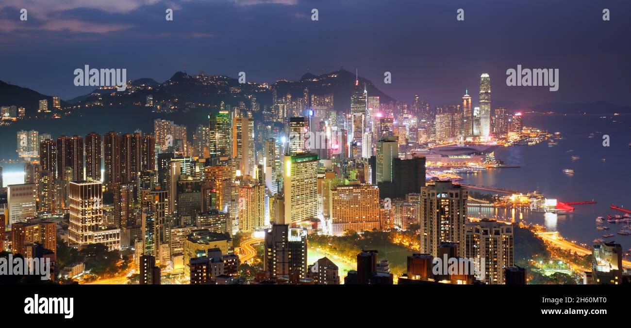 Nachtansicht der Hong Kong Skyline mit Reflexionen am Victoria Harbour Stockfoto