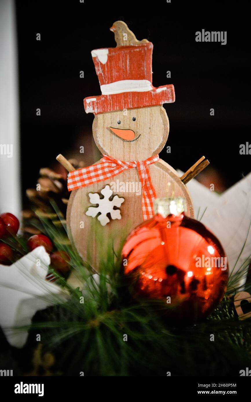Nahaufnahme eines schönen Holzschneemanöschers als Weihnachtsdekoration Stockfoto