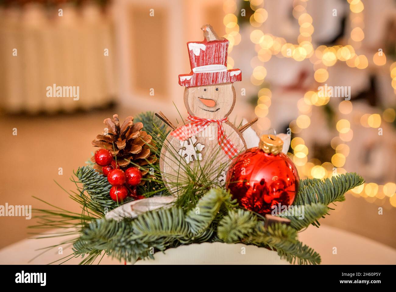Nahaufnahme eines schönen Holzschneemanöschers als Weihnachtsdekoration Stockfoto