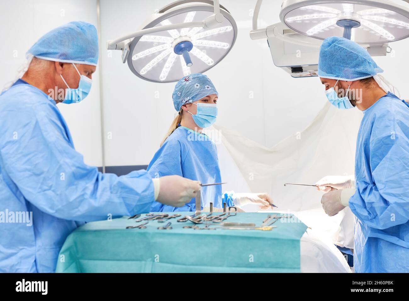 Medizinisches Team in der Chirurgie bereitet sich auf eine Operation mit sterilen chirurgischen Instrumenten vor Stockfoto