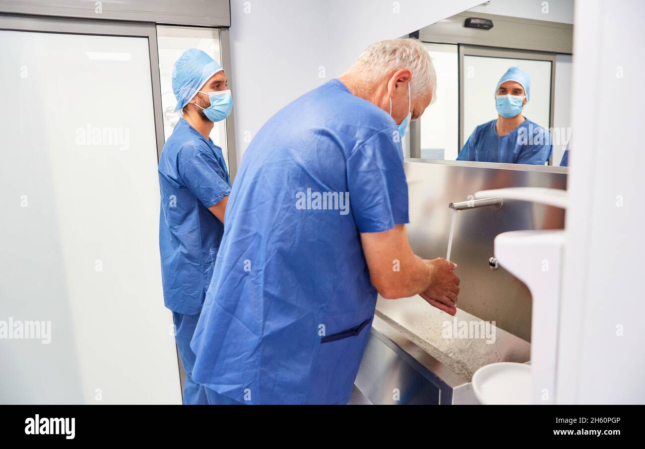 Zwei Chirurgen waschen sich vor einer Operation im Krankenhaus die Hände zur Desinfektion Stockfoto