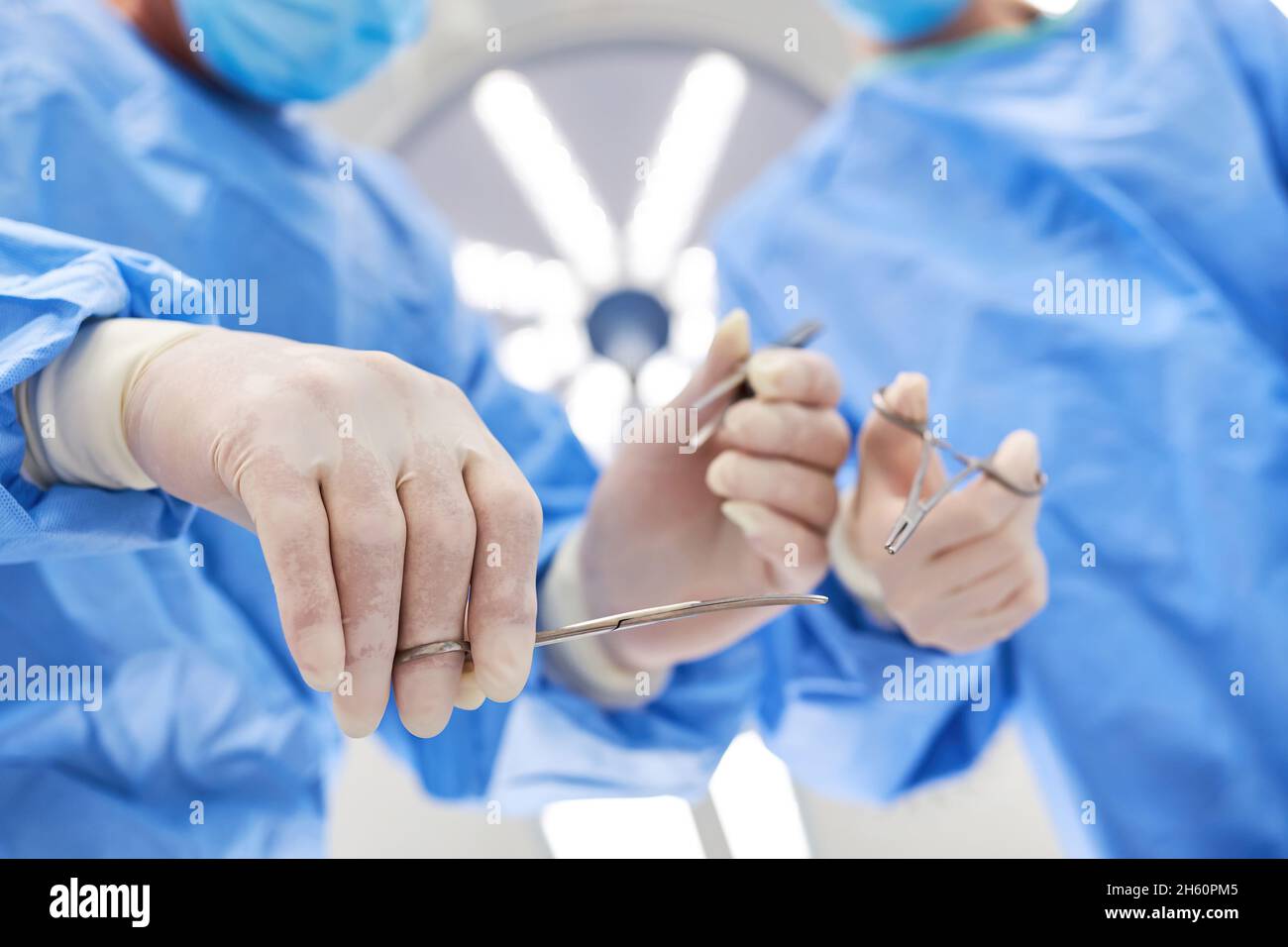 Zwei Chirurgen arbeiten während einer Notoperation in einem Krankenhaus zusammen Stockfoto