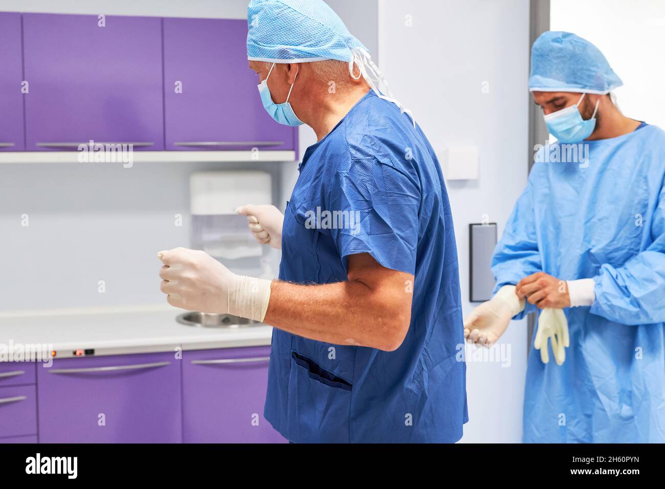 Gestresste Ärzte oder Krankenschwestern während einer Pause in der Klinik aufgrund der Covid-19-Pandemie Stockfoto