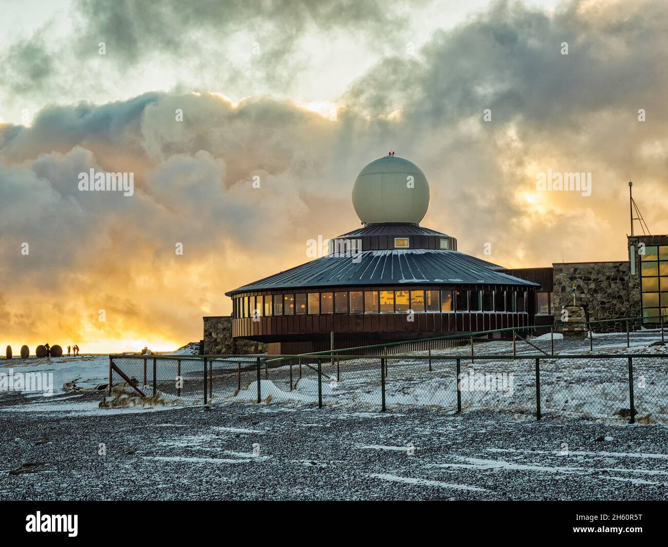 Das Nordkap ist der offiziell nördlichste Punkt Europas. Aufnahme bei Sonnenuntergang, gerade als ein Schneesturm weht und einen dramatischen Himmel erzeugt. Stockfoto