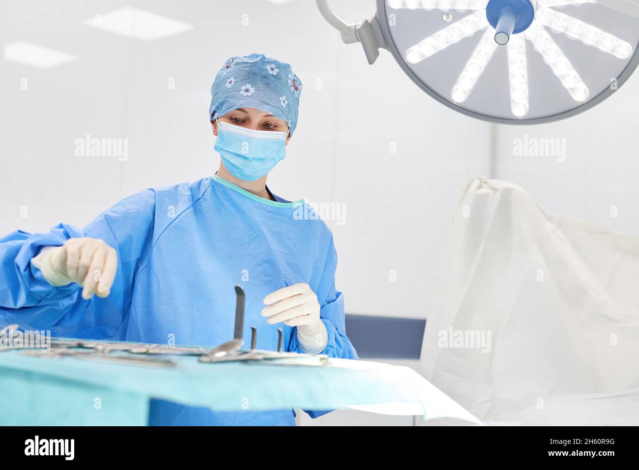 Chirurgische Krankenschwester oder Arzt mit sterilen chirurgischen Instrumenten, die für die Operation vorbereitet sind Stockfoto