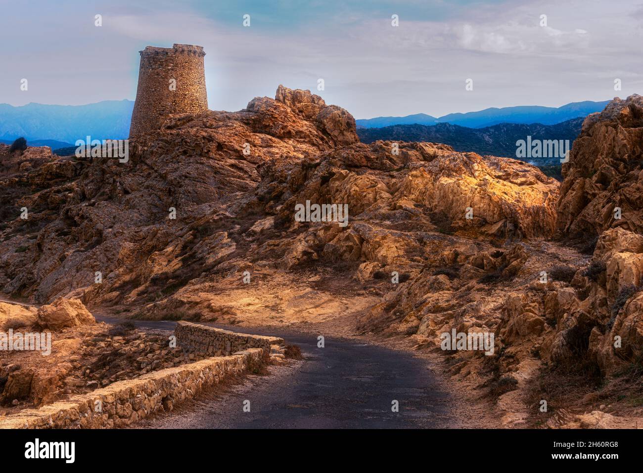 isle rousse oder rote Insel, korsika, Frankreich, zeigt Wachturm, Landschaft und Reisen, Urlaubsziel. Stockfoto