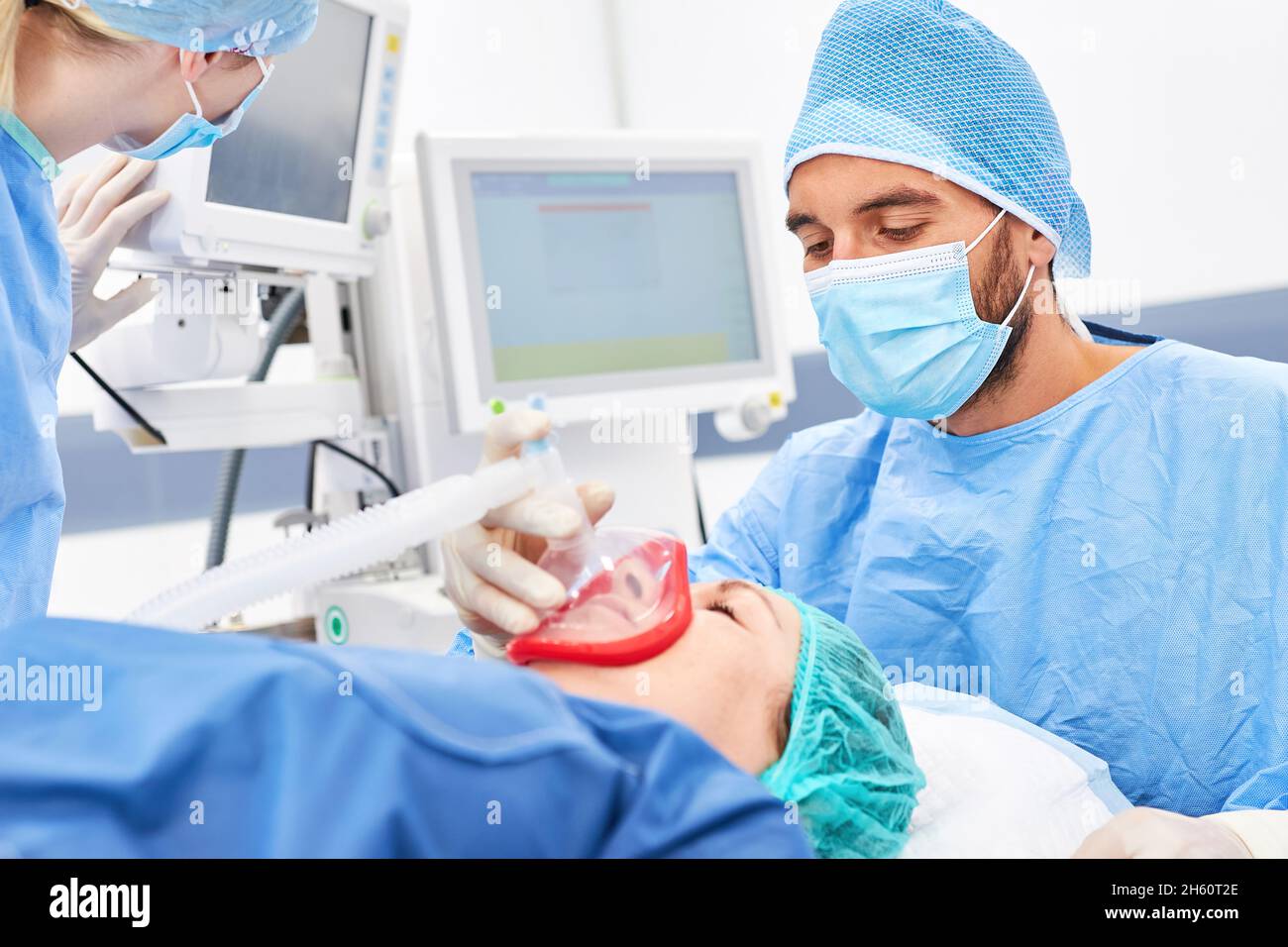 Anästhesist während der Anästhesie und Beatmung des Patienten vor einer Operation Stockfoto
