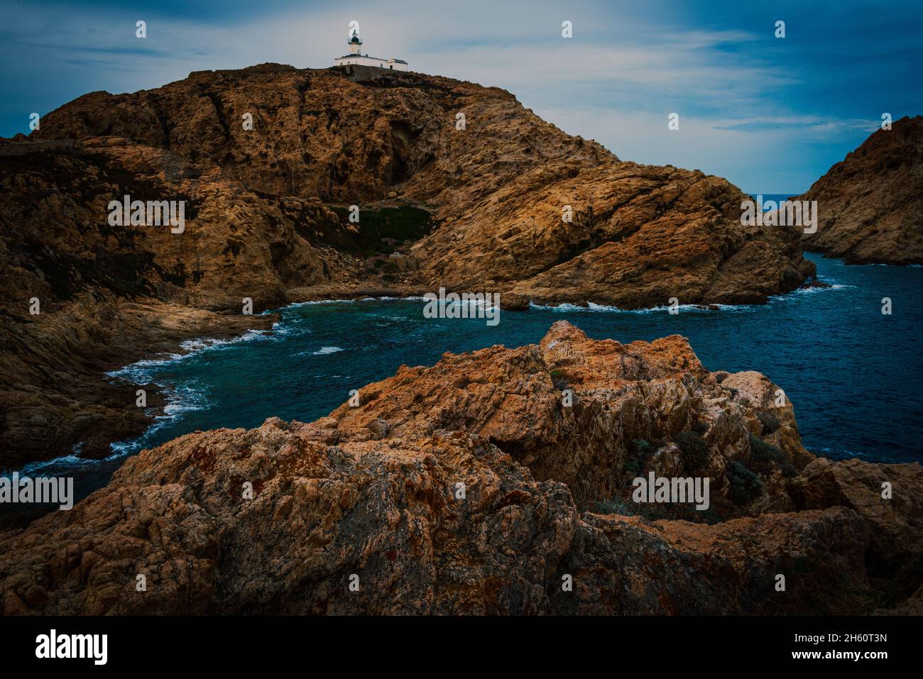 isle rousse oder rote Insel, korsika, Frankreich, zeigt Lichthaus, Landschaft und Reisen, Urlaubsziel. Stockfoto