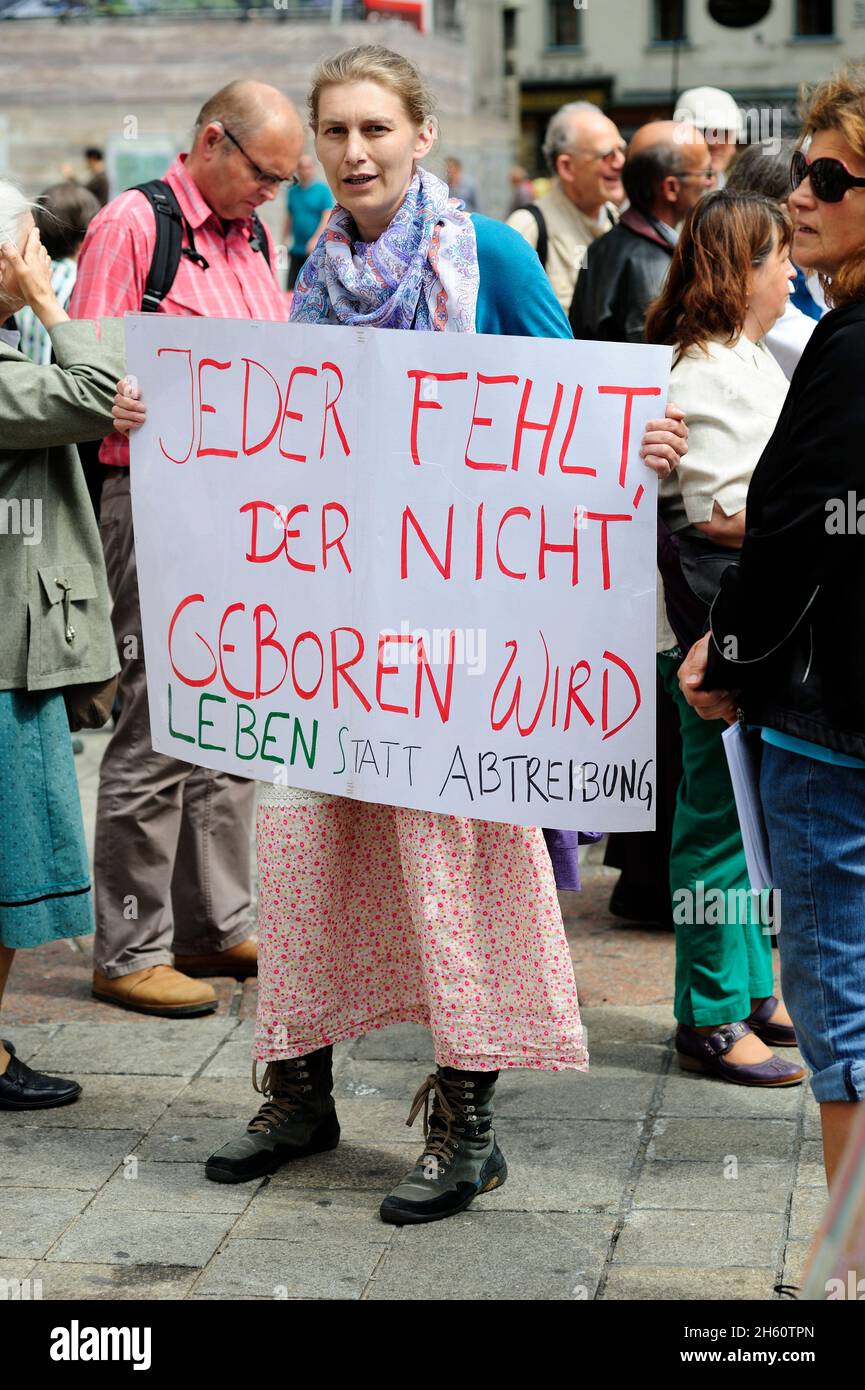 Wien, Österreich. 14. Juni 2014. März für die Familie. Gegenveranstaltung zur Regenbogenparade. Bild zeigt Plakat mit der Aufschrift 'jeder fehlt, der nicht geboren wird. Leben statt Abtreibung“ Stockfoto