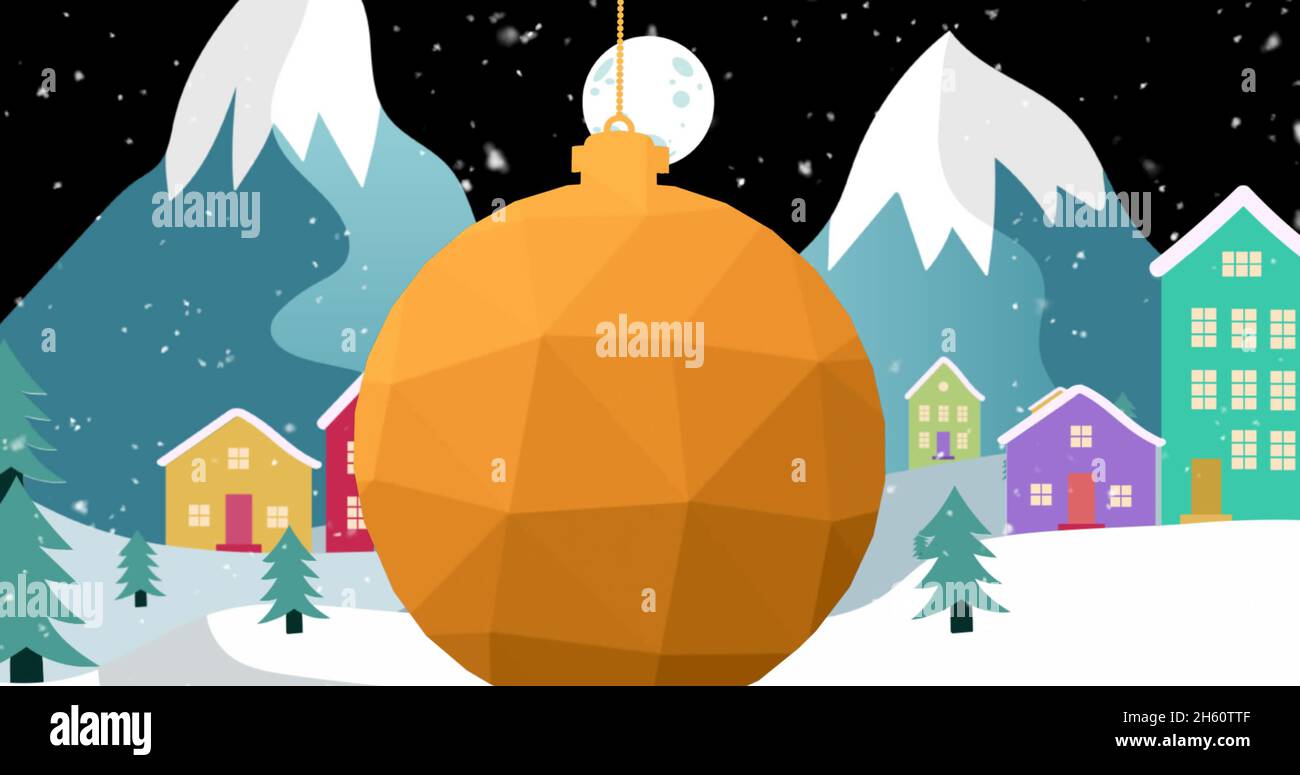 Bild von Schnee fällt und orange weihnachtskugel schwingt über der Winterlandschaft Stockfoto