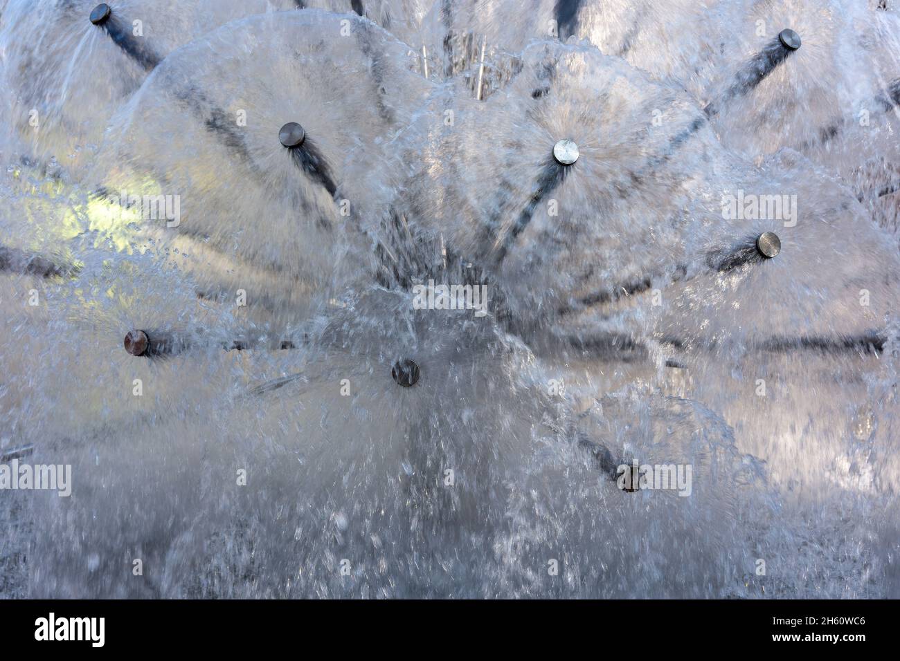 Wasser spritzt aus einem andelionenförmigen Brunnen Stockfoto