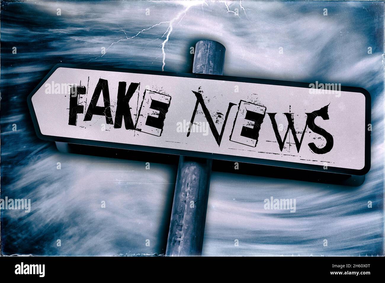 Fake News auf einem Straßenschild mit Post, Sturm und Blitz im Hintergrund in einem blauen Ton geschrieben Stockfoto