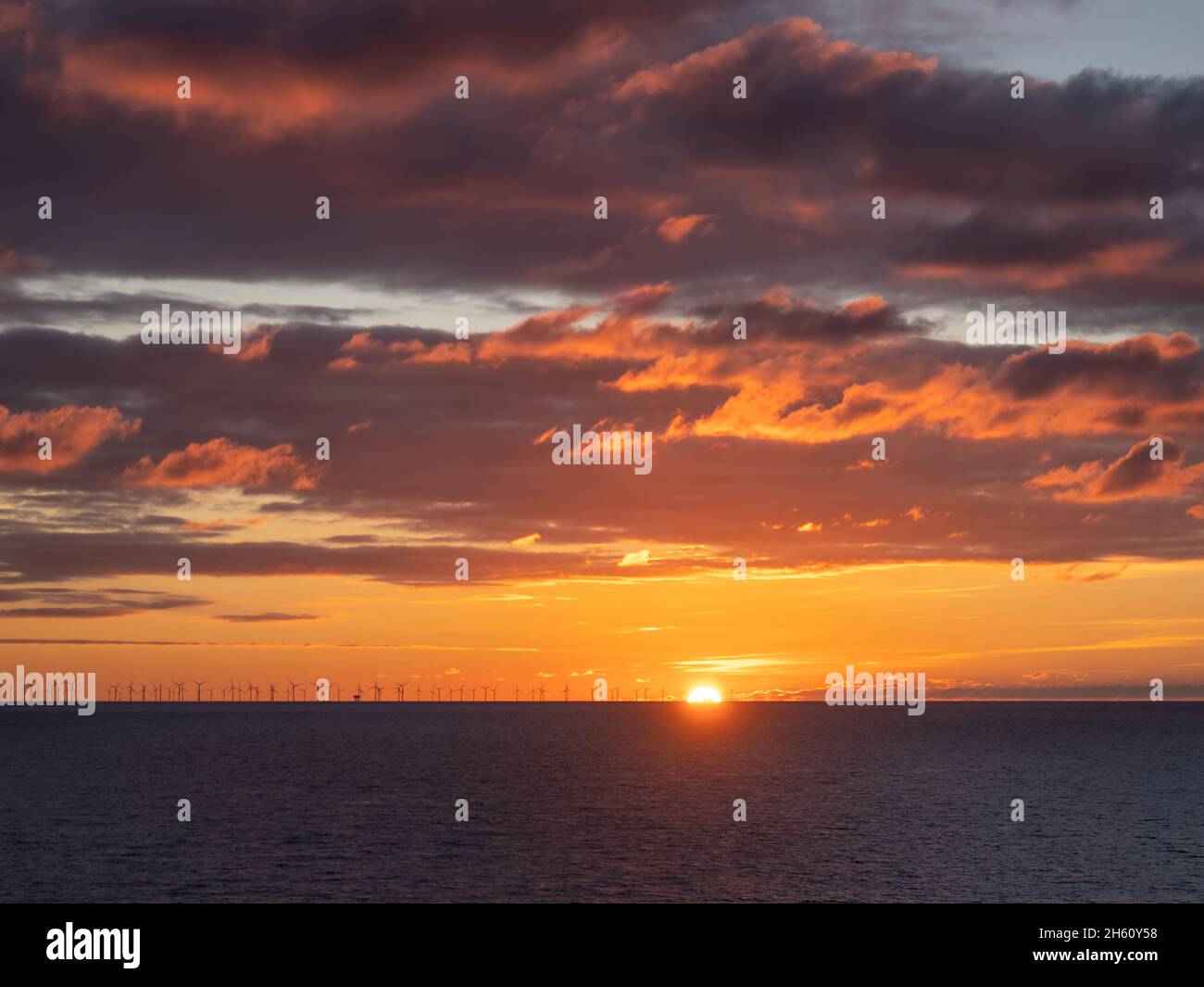 Sonnenuntergang und Wolken über dem Ärmelkanal von Sussex Clifftop. Stockfoto