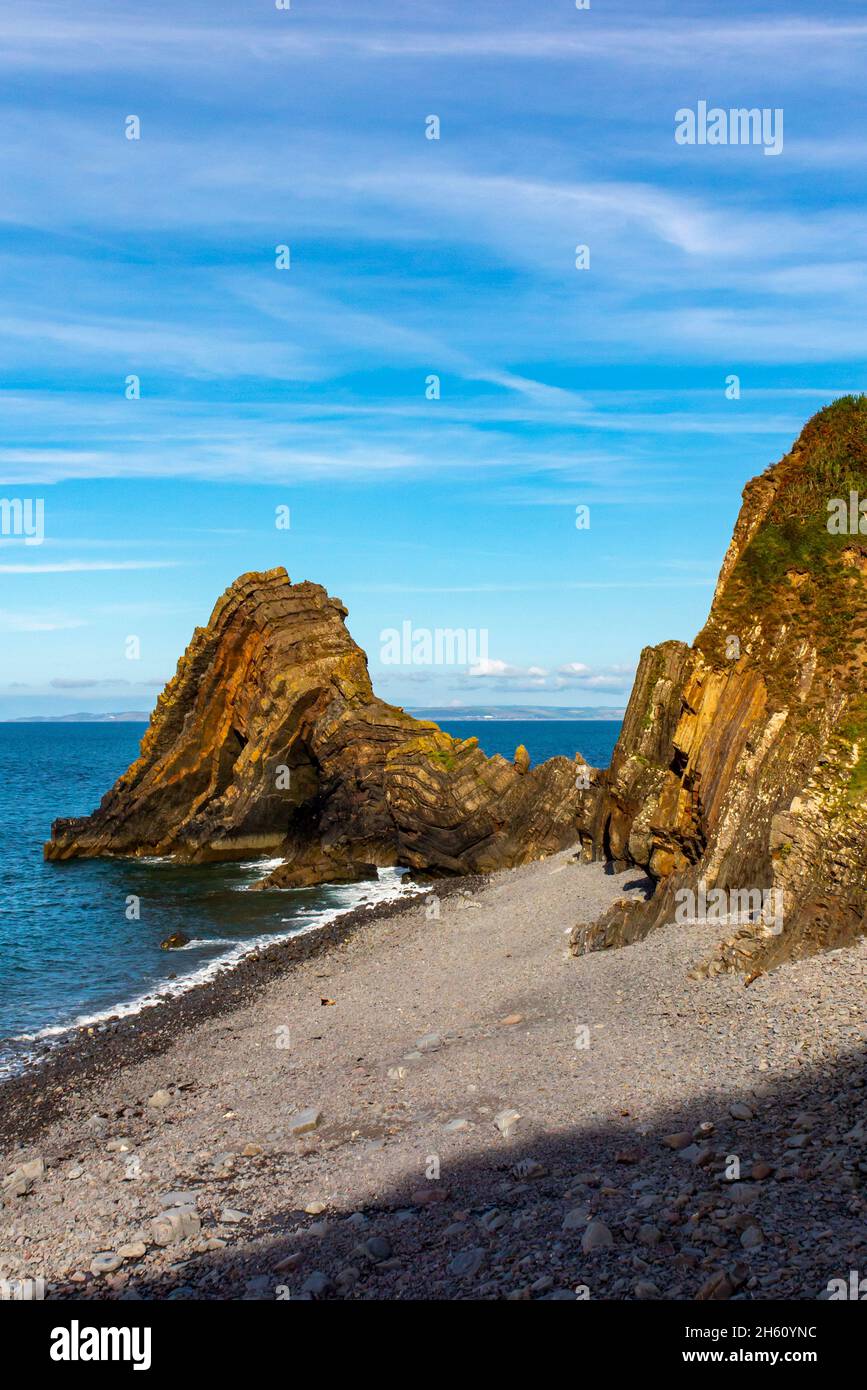Blackchurch Rock on Mouth Mill Beach in North Devon England UK ein pyramidenförmiger Stapel aus gestrichenem Sandstein und Schlammstein. Stockfoto