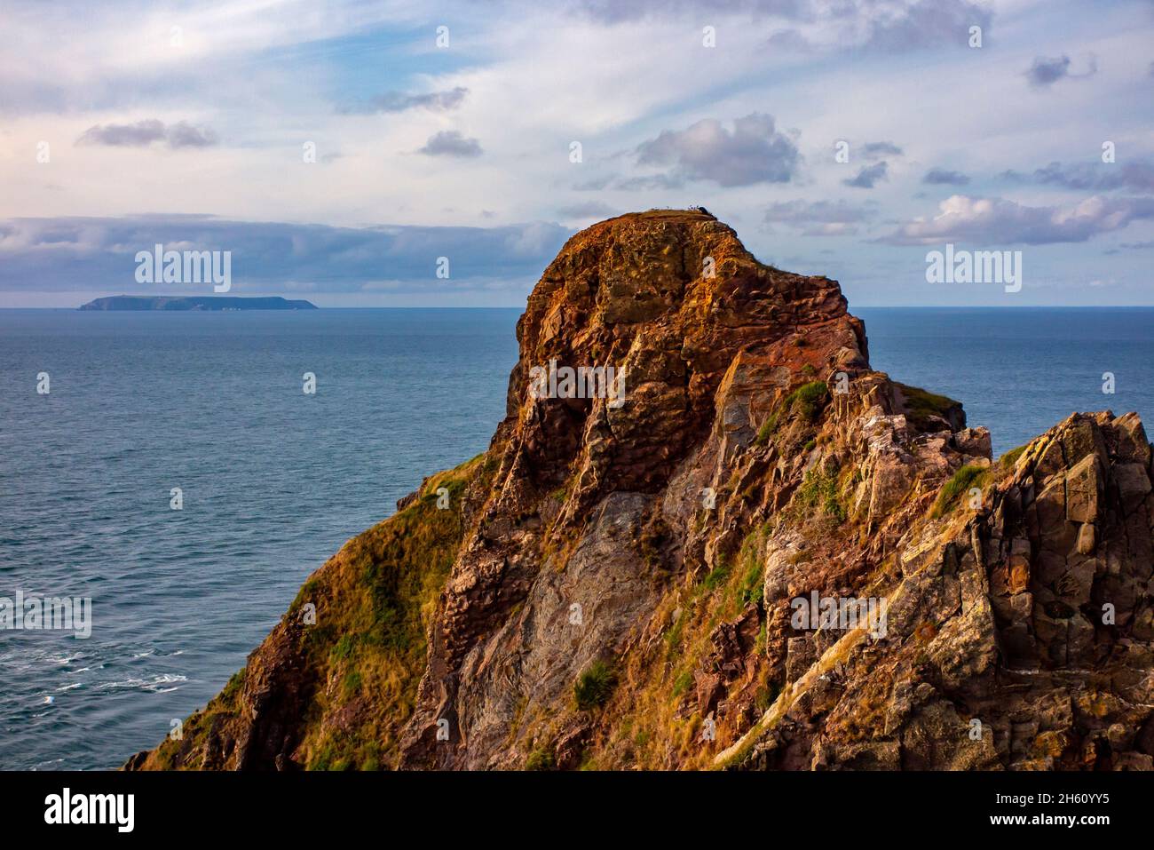Der felsige Gipfel des Hartland Point in North Devon England, Großbritannien, mit Lundy Island und dem Bristol Channel, der in der Ferne am Horizont sichtbar ist. Stockfoto