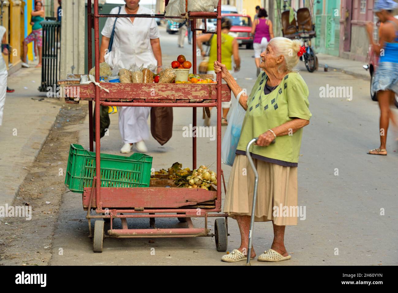 Straßenszene im Zentrum von Havanna - Lebensmittelhändler Wagon, La Habana (Havanna), Habana, Kuba Stockfoto