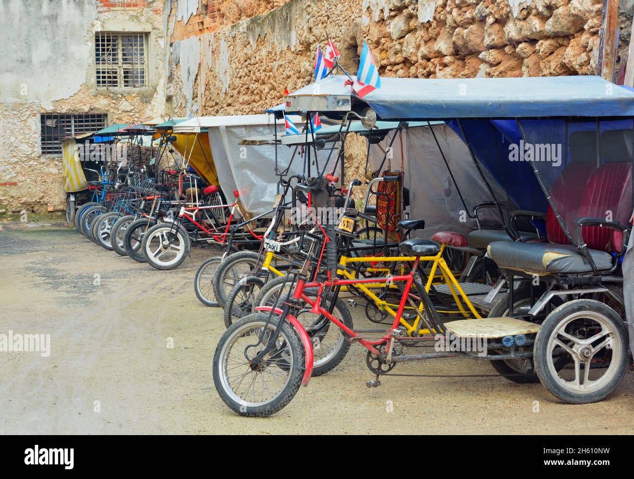 Straßenszene im Zentrum von Havanna. Nachtparkplatz für Fahrradtaxis, La Habana (Havanna), Habana, Kuba Stockfoto