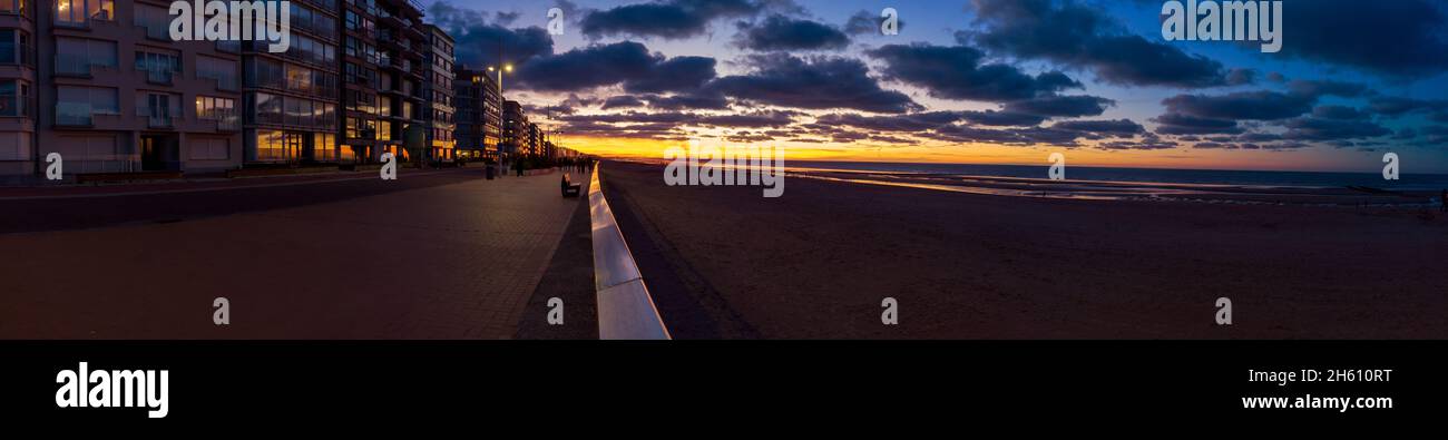 Panoramablick auf einen leeren Strand von Sint-Idesbald in Koksijde mit einem schönen Abendlicht bei Sonnenuntergang Stockfoto