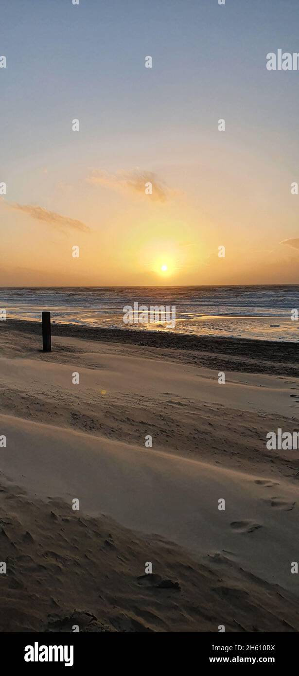 Sint Maartenszee Niederlande Oktober 2021 farbenfroher Sonnenuntergang über dem Meer bei schönem Herbstwetter Stockfoto