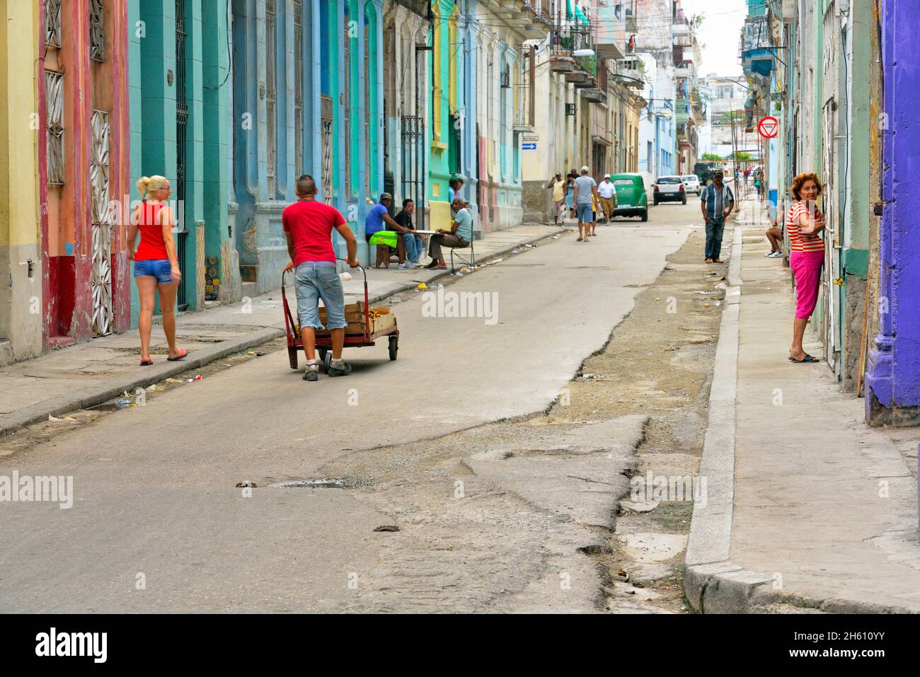 Ein Mann und eine Frau mit Fußgängern auf der Calle Neptuno im Zentrum von Havanna, La Habana (Havanna), Habana, Kuba Stockfoto