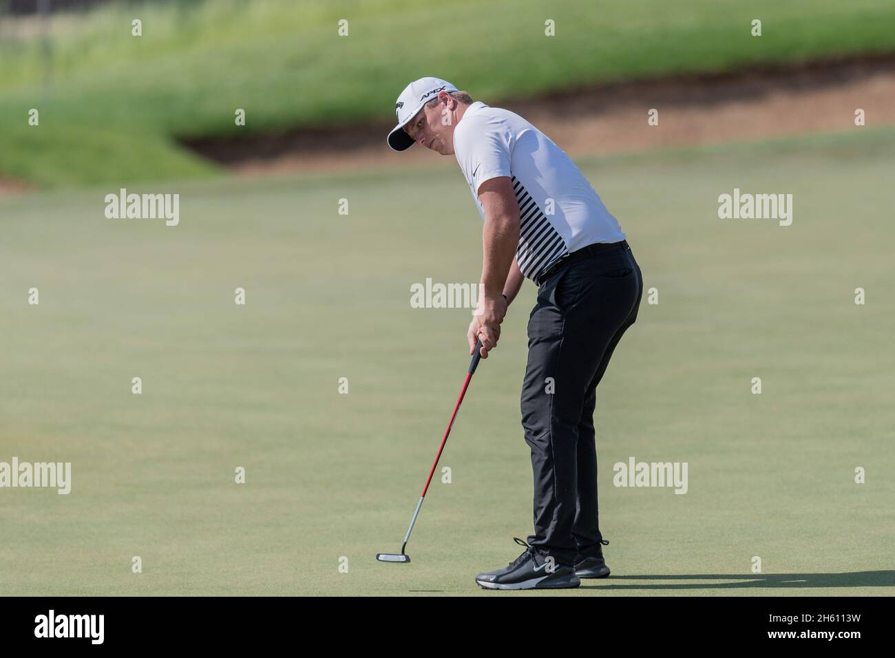 Callum Shinkwin aus England puttet am 2. November 2021 während des AVIV Dubai Championship Day 12 in Jumeirah Golf Estates, Dubai, VAE am 18. Loch. Foto von Grant Winter. Nur zur redaktionellen Verwendung, Lizenz für kommerzielle Nutzung erforderlich. Keine Verwendung bei Wetten, Spielen oder Veröffentlichungen einzelner Clubs/Vereine/Spieler. Stockfoto