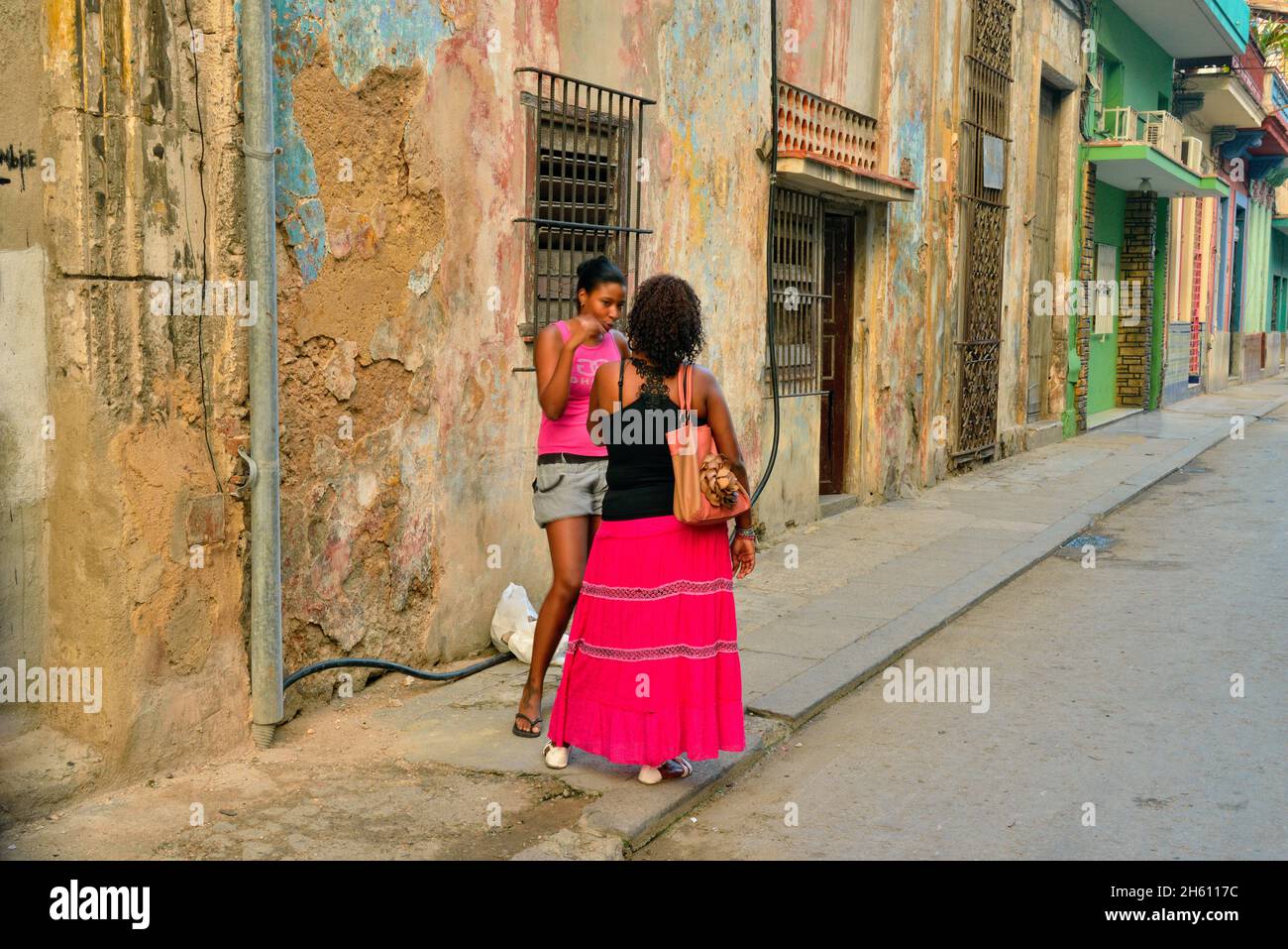 Straßenszene im Zentrum von Havanna. Zwei Frauen unterhalten sich auf der Straße, La Habana (Havanna), Habana, Kuba Stockfoto