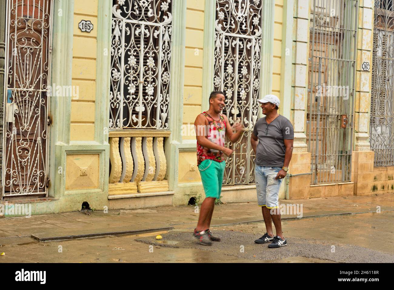 Straßenszene im Zentrum von Havanna. Zwei Männer unterhalten sich, La Habana (Havanna), Habana, Kuba Stockfoto