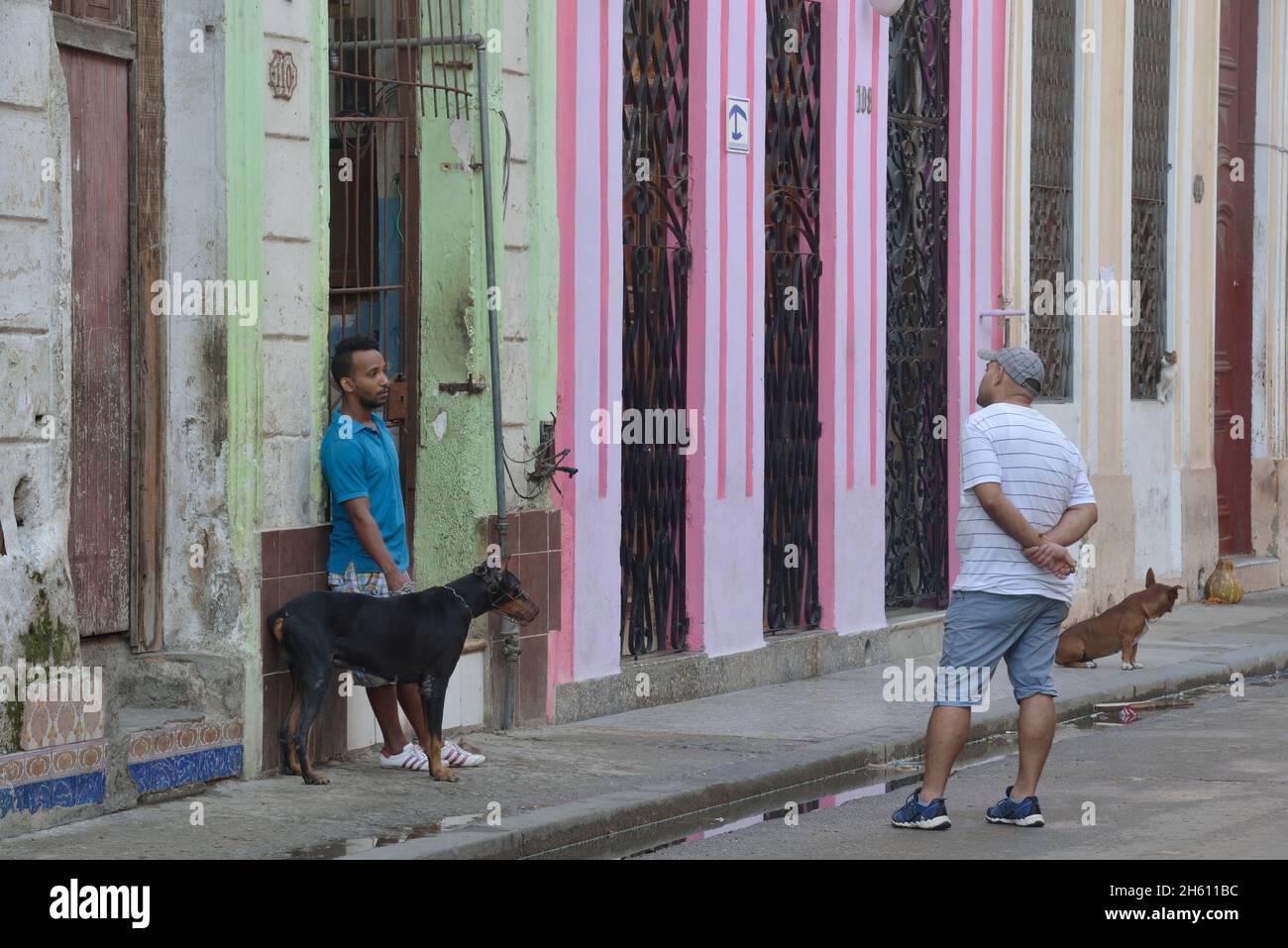 Straßenszene im Zentrum von Havanna. Zwei Männer unterhalten sich, La Habana (Havanna), Habana, Kuba Stockfoto