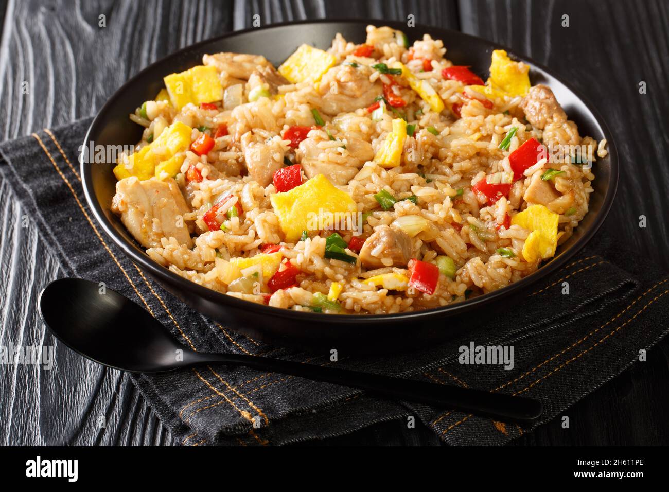 Herzhaft lecker Arroz Chaufa peruanischen Stil gebratenen Reis aus der Nähe in der Schüssel auf dem Tisch. Horizontal Stockfoto