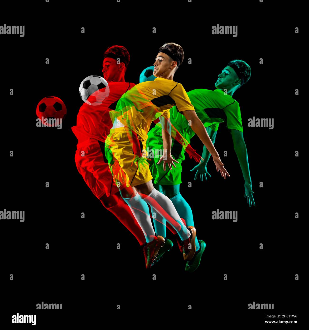 Kreative Collage von Mann, professionelle Fußballspieler Training isoliert auf schwarzem Hintergrund. Glitch- und Duotineffekt Stockfoto