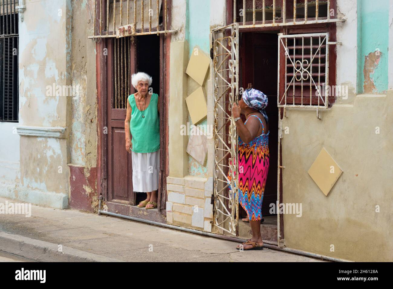 Straßenszene im Zentrum von Havanna - zwei Frauen unterhalten sich, La Habana (Havanna), Habana, Kuba Stockfoto