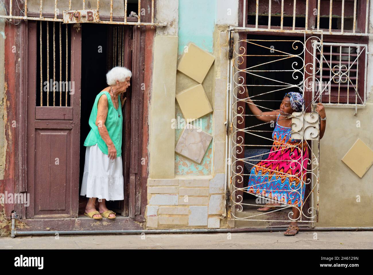 Straßenszene im Zentrum von Havanna - zwei Frauen unterhalten sich, La Habana (Havanna), Habana, Kuba Stockfoto