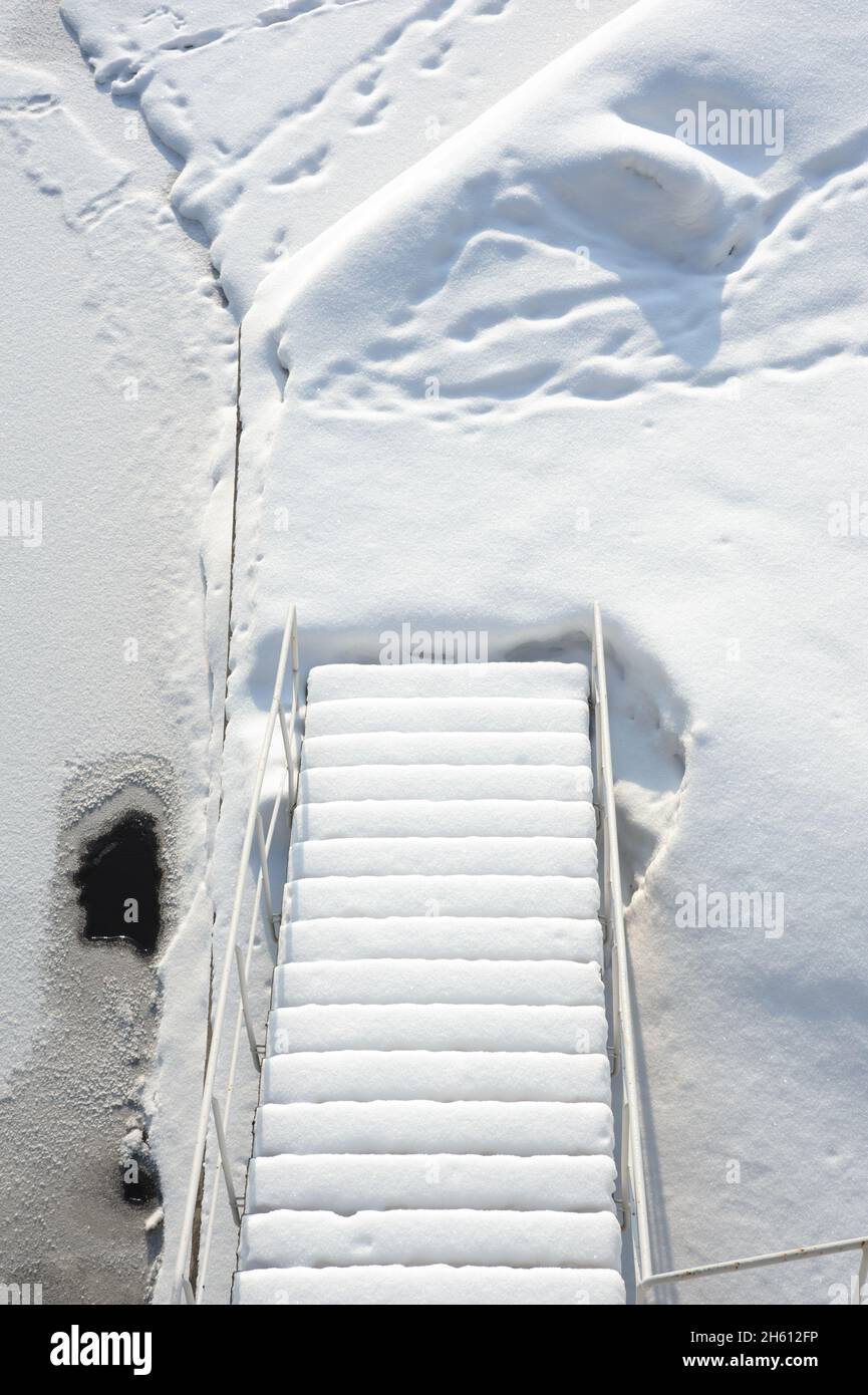 Treppen mit Schnee bedeckt Stockfoto