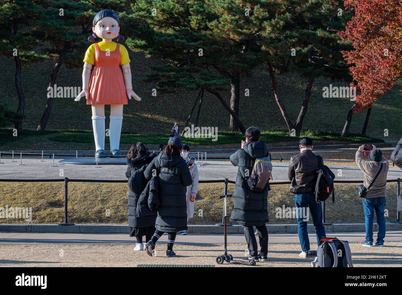 Seoul, Südkorea - 2021. November: Die riesige Puppe aus der Netflix-Originalserie „Squid Game“ im Olympiapark in Seoul. Stockfoto