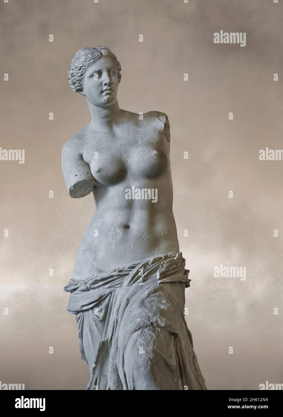 Venus de Milo ancinet Griechische Statue der Aphrodite, um 150 und 125 v. Chr., Louvre Museum Ma399 oder N527. Aphrodite wird in einem Brötchen mit Kopfban als Haar dargestellt Stockfoto