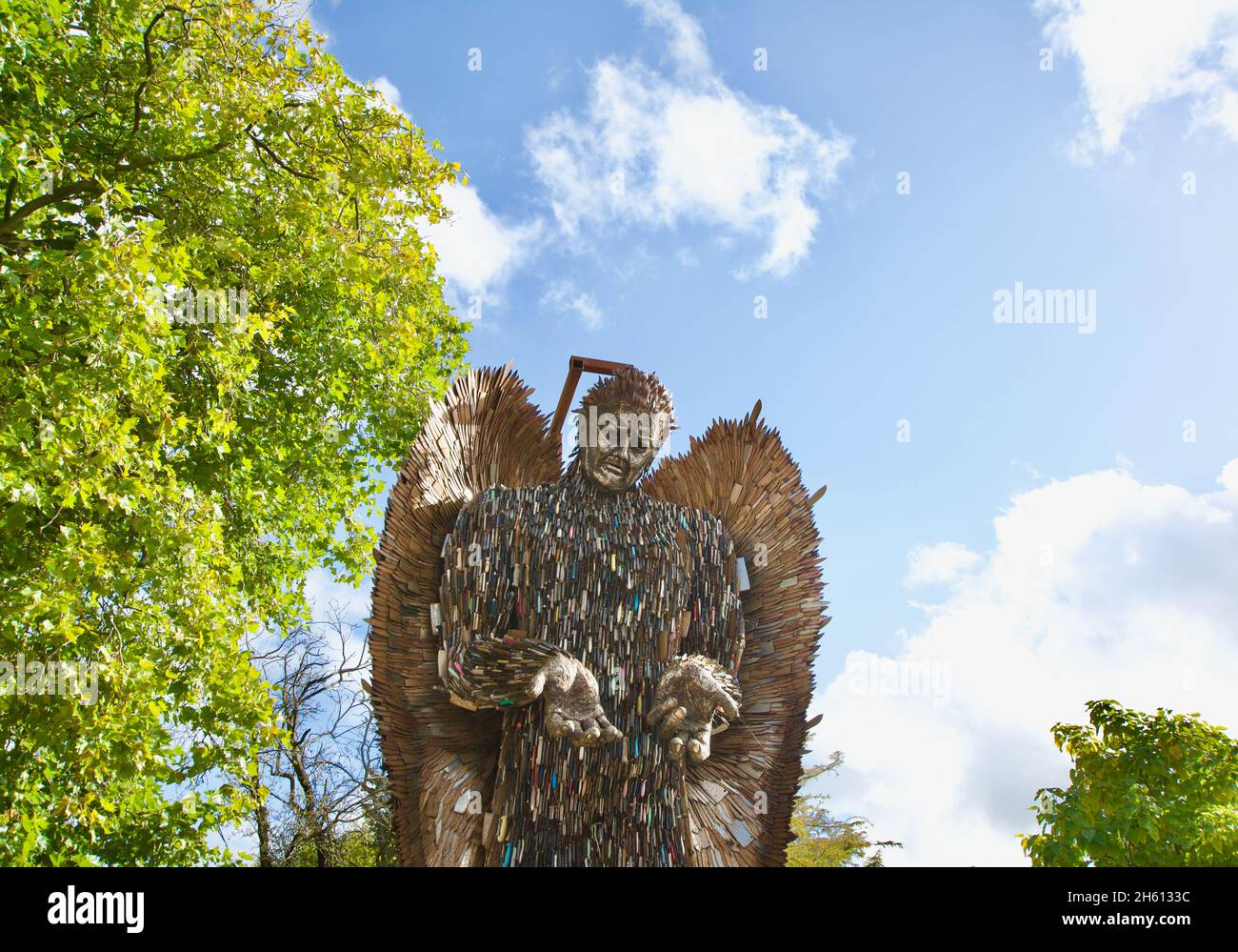 The Knife Angel, eine zeitgenössische Skulptur aus 100.000 Messern von der Künstlerin Alfie Bradley und dem British Ironworks Center, 27ft groß, Kunstwerk, Kunst Stockfoto