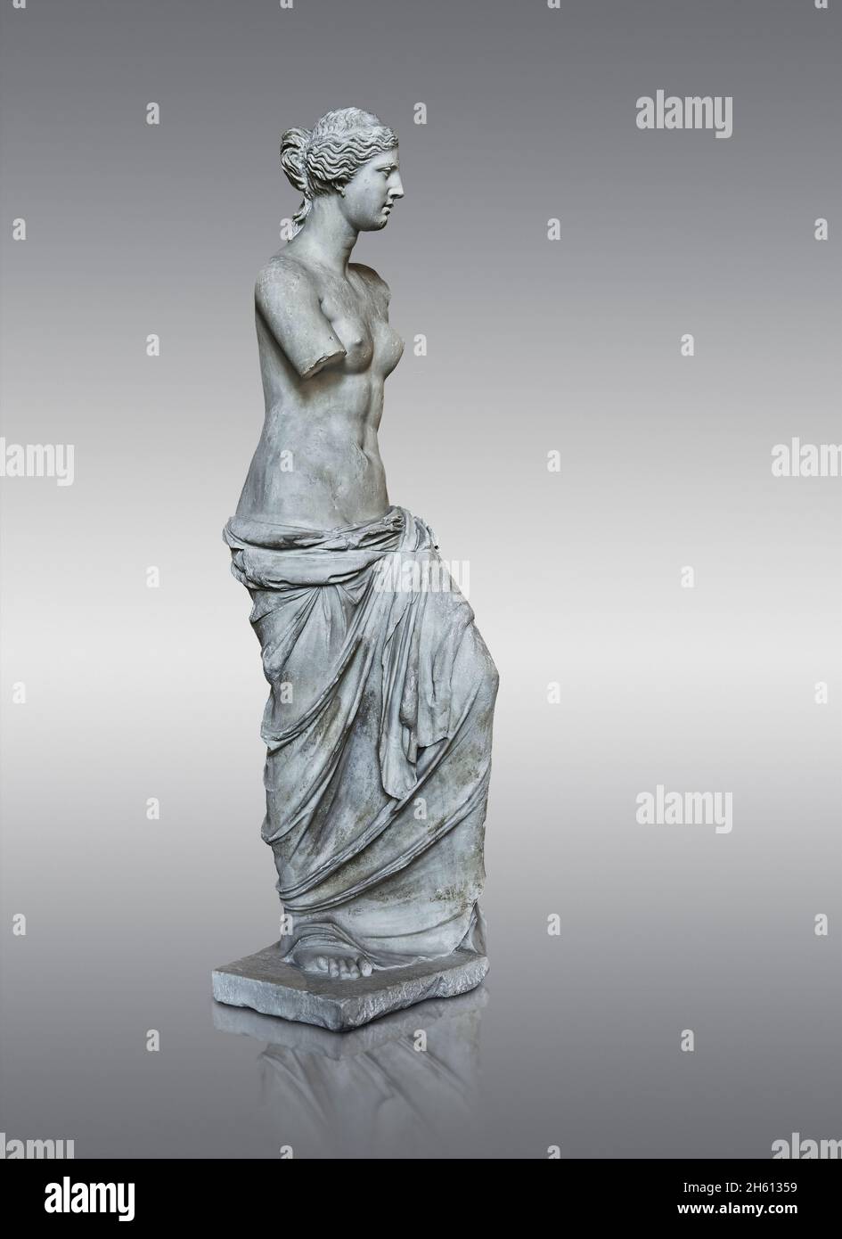 Venus de Milo ancinet Griechische Statue der Aphrodite, um 150 und 125 v. Chr., Louvre Museum Ma399 oder N527. Aphrodite wird in einem Brötchen mit Kopfban als Haar dargestellt Stockfoto