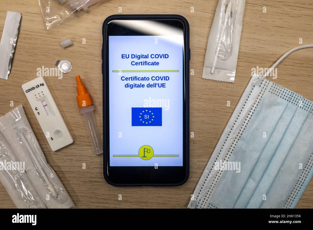 Test und Maske des digitalen EU-Covid-Zertifikats für Mobiltelefone Stockfoto