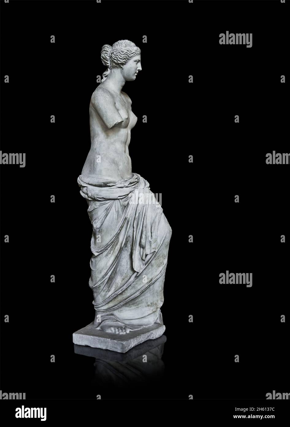 Venus de Milo ancinet Griechische Statue der Aphrodite, um 150 und 125 v. Chr., Louvre Museum Ma399 oder N527. Aphrodite wird in einem Brötchen mit Kopfban als Haar dargestellt Stockfoto