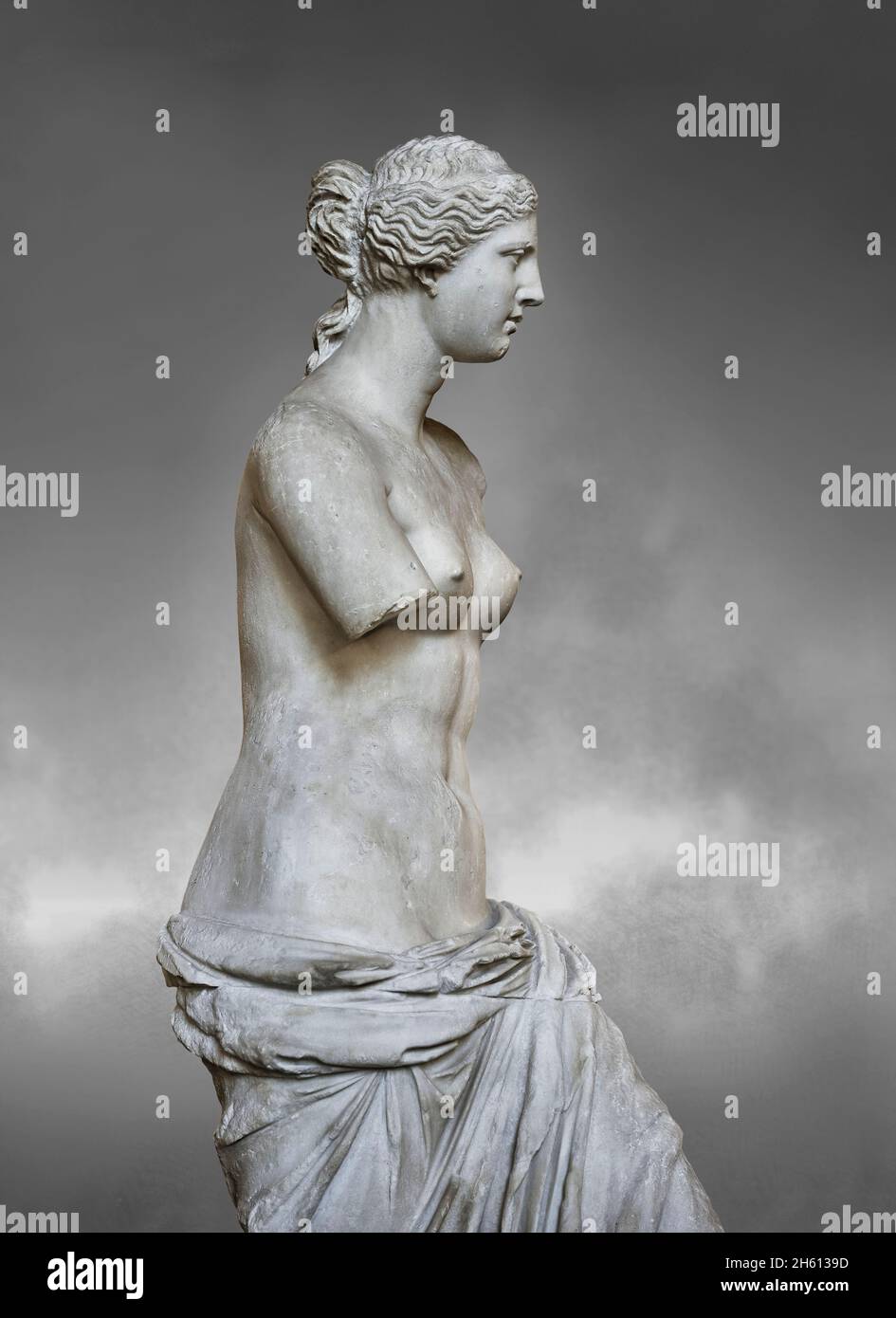 Venus de Milo ancinet Griechische Statue der Aphrodite, um 150 und 125 v. Chr., Louvre Museum Ma399 oder N527. Aphrodite wird in einem Brötchen mit Kopfban als Haar dargestellt Stockfoto