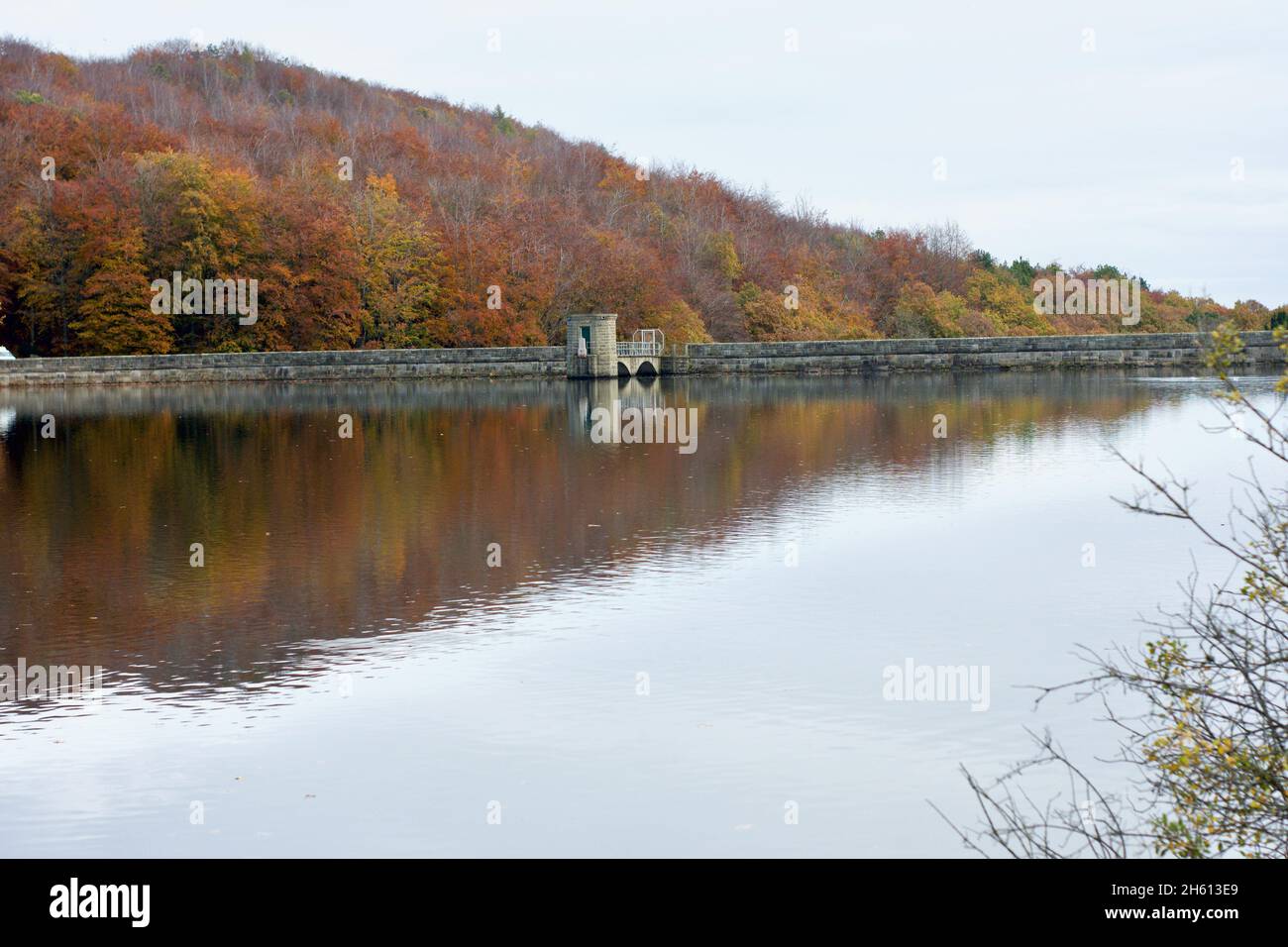 Gehweg entlang des Linacre Reservoir, Chesterfield, Derbyshire Stockfoto