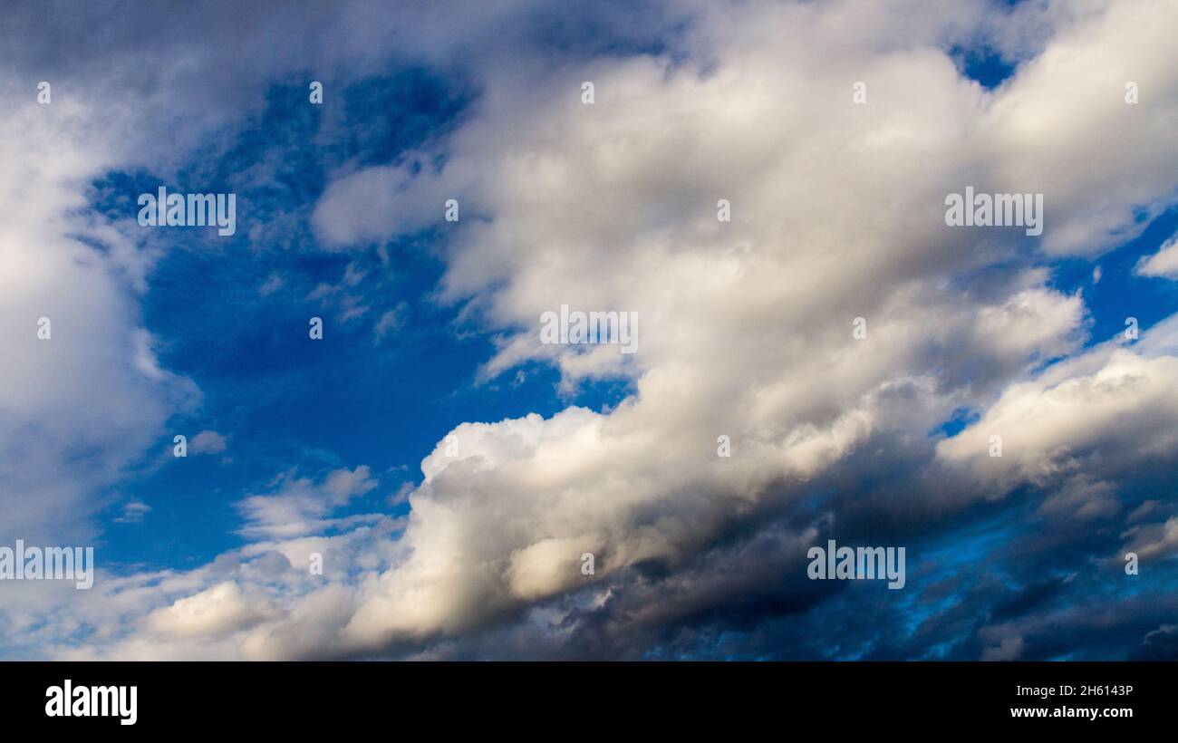 Wolken, die von der Sonne am Himmel als Hintergrund beleuchtet werden. Hintergrundbild zur weiteren Bearbeitung Stockfoto