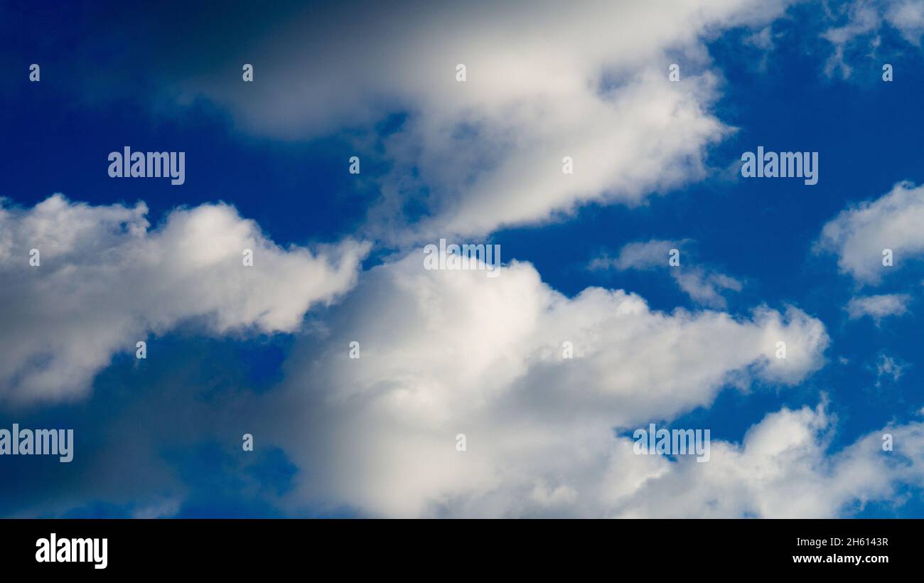 Wolken, die von der Sonne am Himmel als Hintergrund beleuchtet werden. Hintergrundbild zur weiteren Bearbeitung Stockfoto