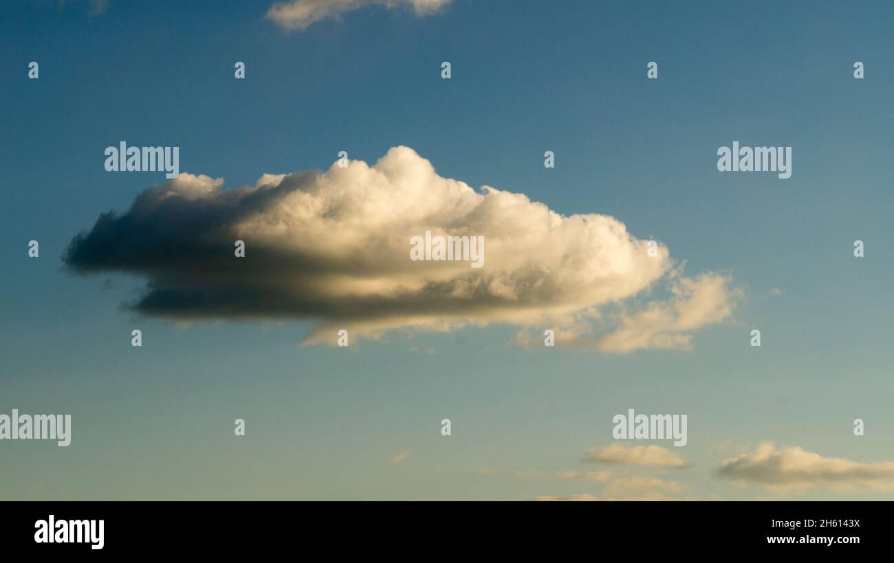 Wolken, die von der Sonne am Himmel als Hintergrund beleuchtet werden. Hintergrundbild zur weiteren Bearbeitung Stockfoto