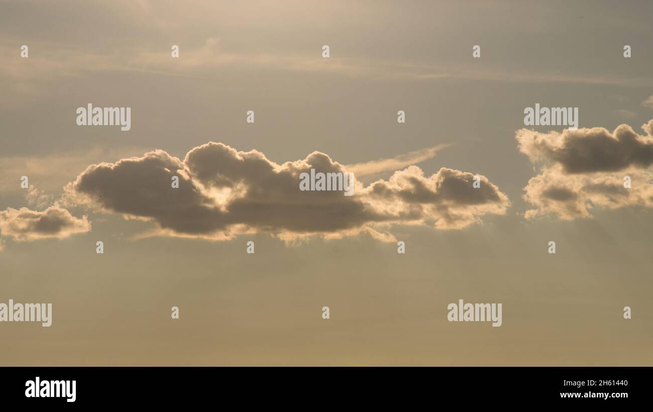Wolken, die von der Sonne am Himmel als Hintergrund beleuchtet werden. Hintergrundbild zur weiteren Bearbeitung Stockfoto