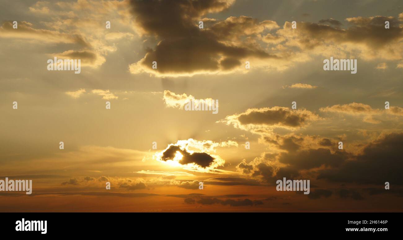 Wolken, die von der Sonne am Himmel als Hintergrund beleuchtet werden. Hintergrundbild zur weiteren Bearbeitung Stockfoto